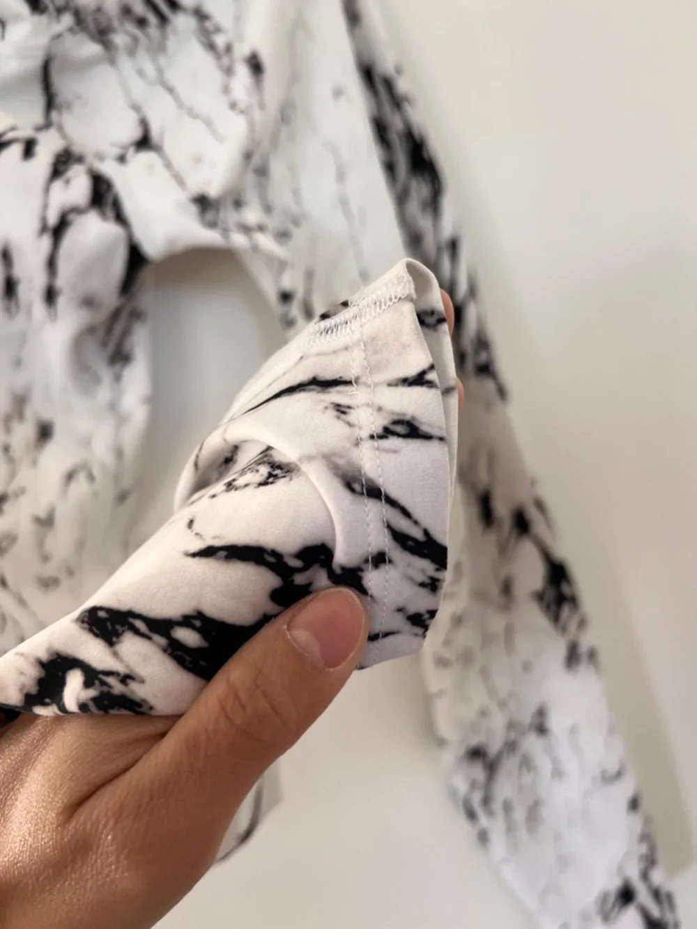 Beyond yoga M White Marble Print High-Waist Leggings - Picture 5 of 12